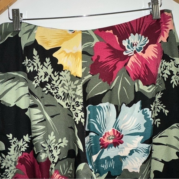 Tommy Bahama Women's Black Floral 100% Silk Cropped Pants Size 10 - Picture 7 of 9